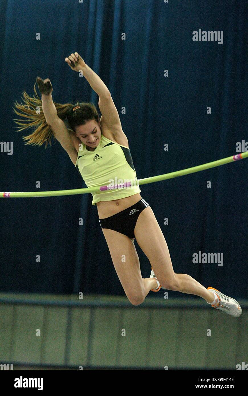 Rossiyalik taniqli qoshiqchilar ishtirokidagi porno Gomoseksual geyni sikadi