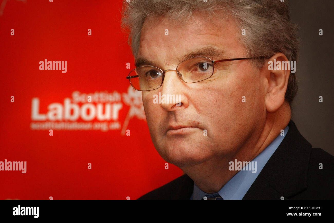 Defence minister Des Browne address Labour party activists at John Smith House in Glasgow. Stock Photo