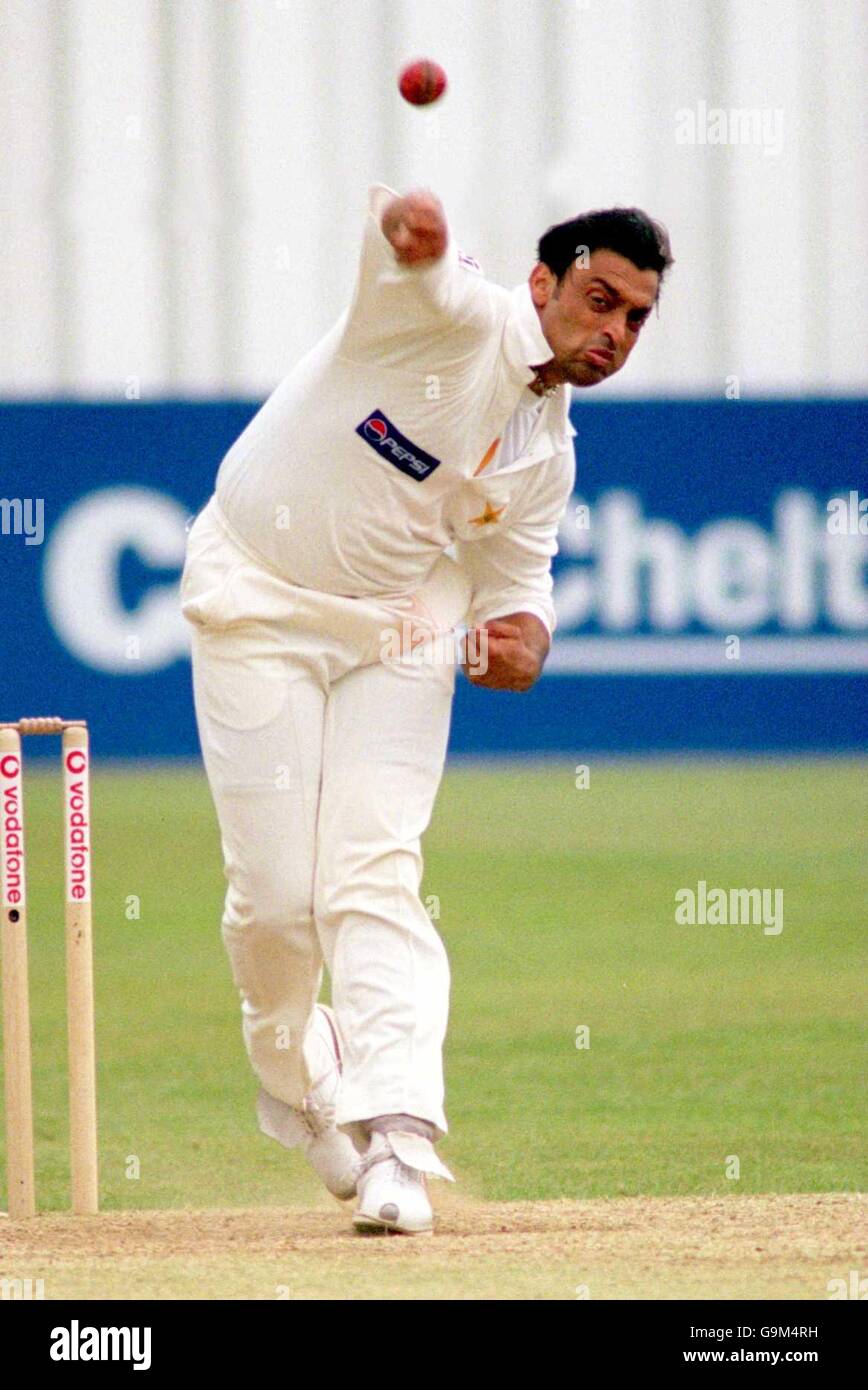 Cricket - Tour Match - Derbyshire v Pakistan - First Day. Pakistan's Shoaib Akhtar in action against Derbyshire Stock Photo