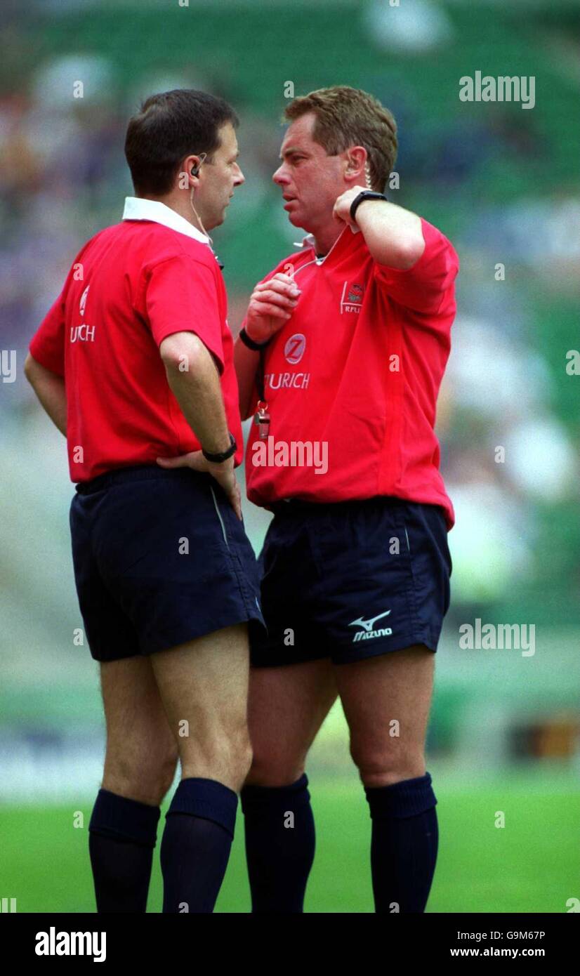 Rugby Union - Zurich Championship - Final - Leicester Tigers v Bath. Referee Steve Lander (r) consults his touchjudge Stock Photo