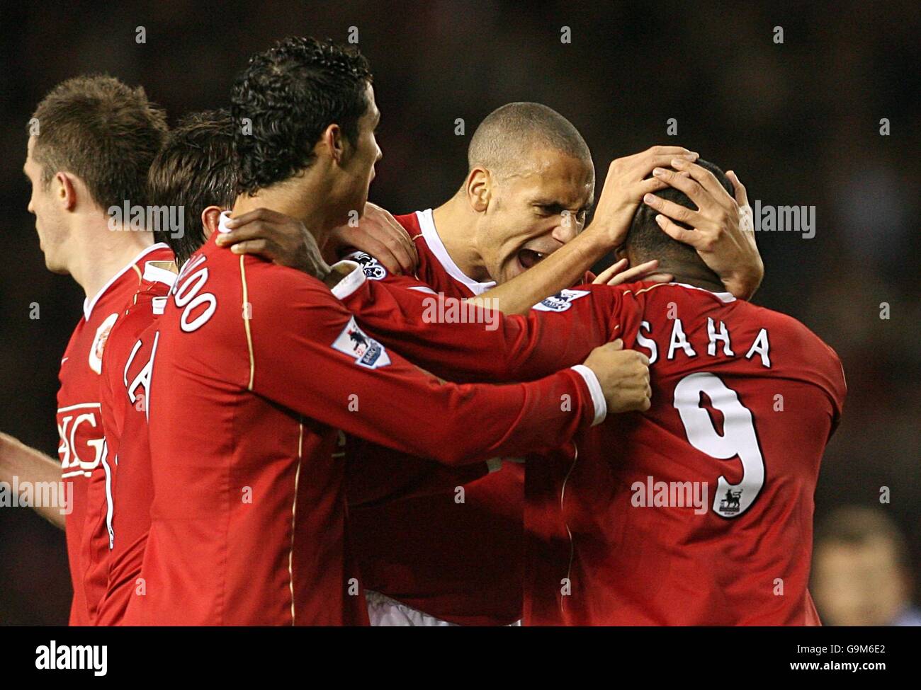 Soccer - FA Barclays Premiership - Manchester United v Chelsea - Old Trafford. Manchester United players congratulate goal scorer Louis Saha. Stock Photo