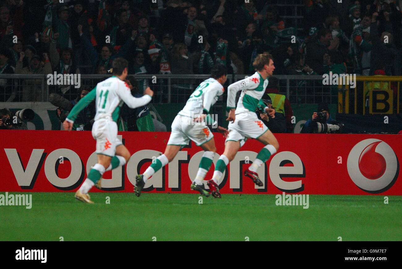Werder Bremen's Per Mertesacker (far right) celebrates scoring the