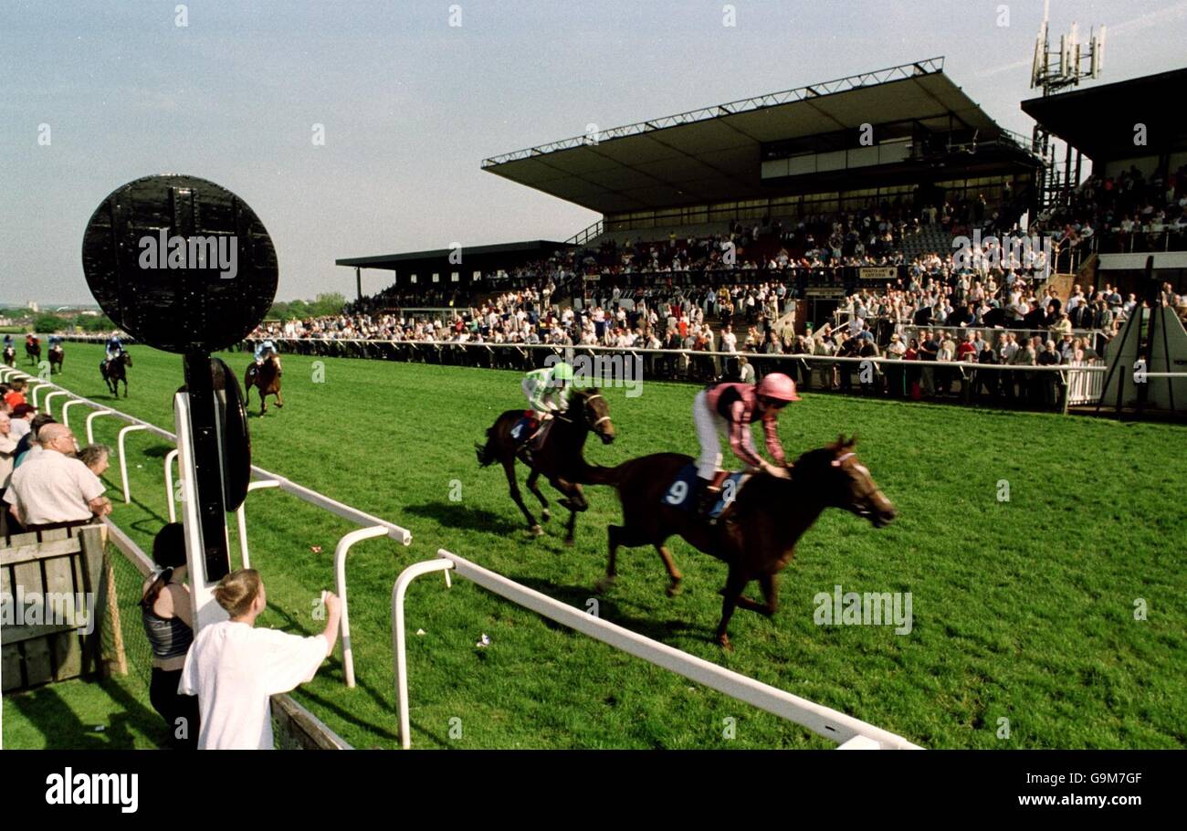 Duchov (r) ridden by Jamie Spencer comes home to win The Habbershaws Tax-Free Yankees And Upwards Maiden Fillies' Stakes from A Bit Special (l) ridden by Willie Ryan Stock Photo