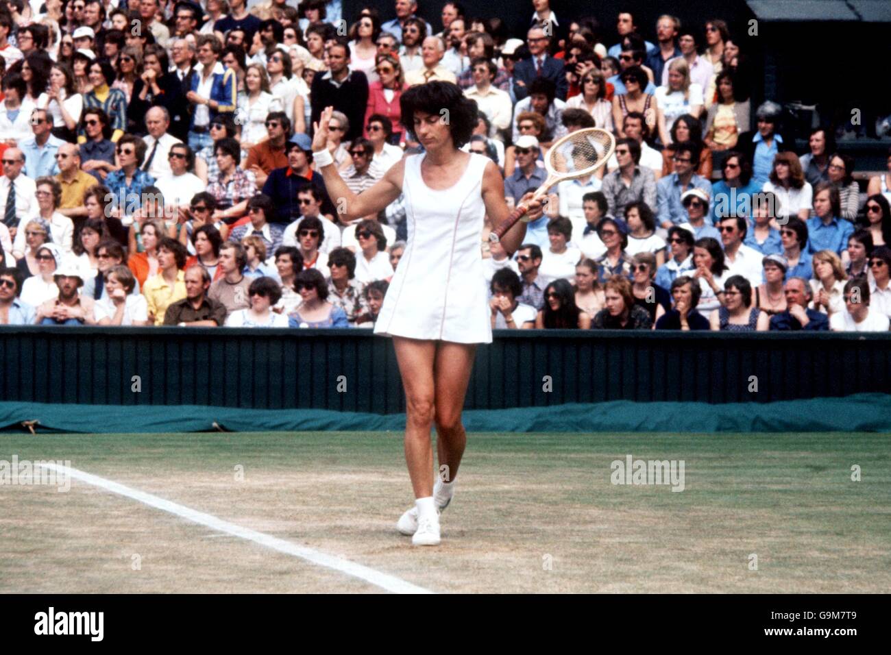 Tennis - Wimbledon 1977 - Ladies Singles - Semi Final - Virginia Wade v Chris Evert Stock Photo