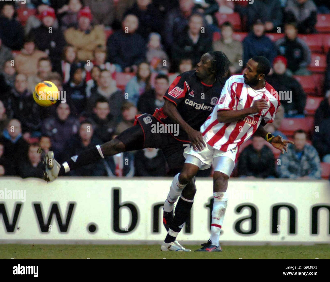 Stoke City's Ricardo Fuller (right) and Queens Park Rangers' Damion Stewart battle during the Coca-Cola Championship match at the Britannia Stadium, Stoke. Stock Photo