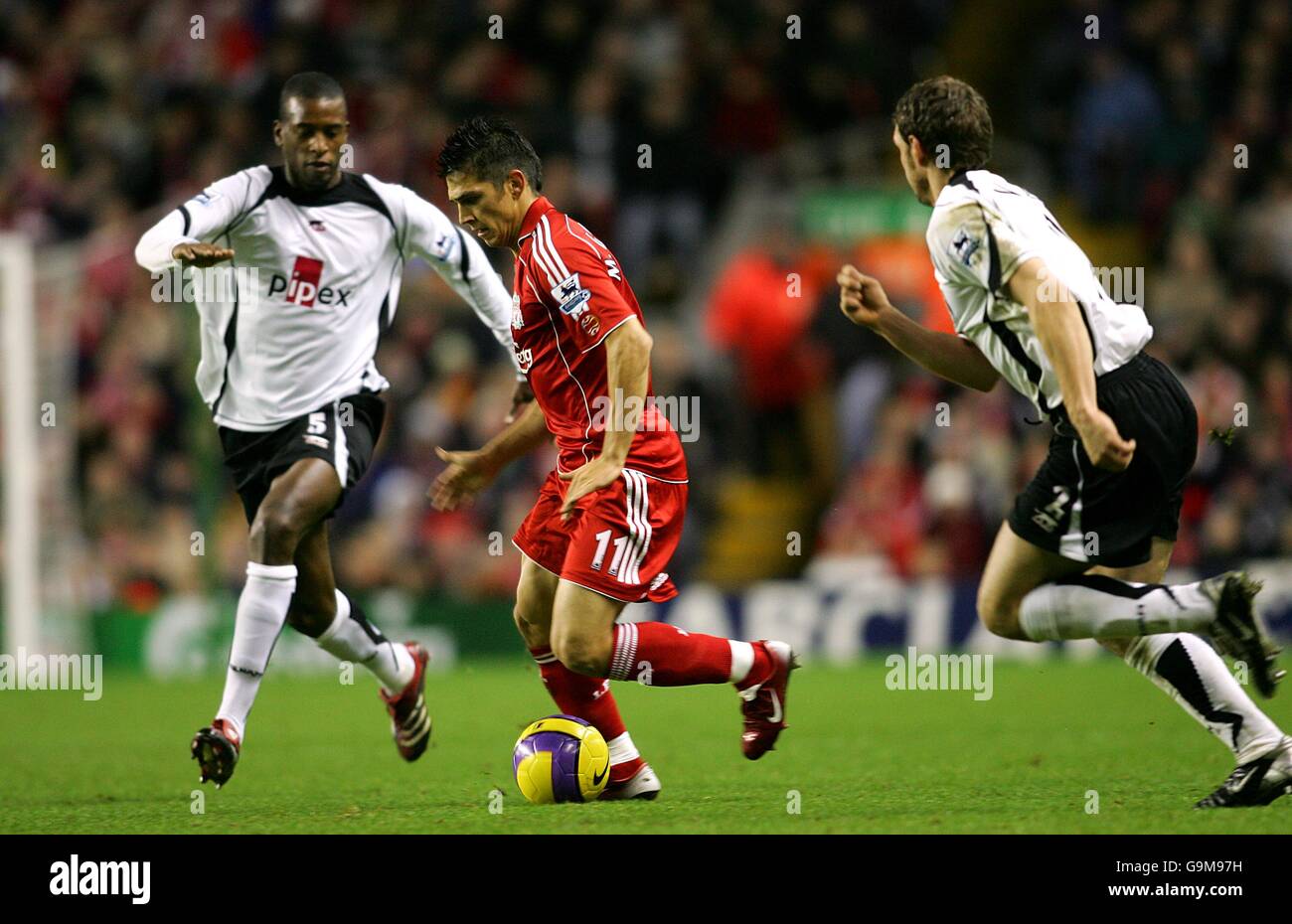 Liverpool's Mark Gonzalez takes on Fulham's Michael Brown (r) and Philippe Christanval (l) Stock Photo