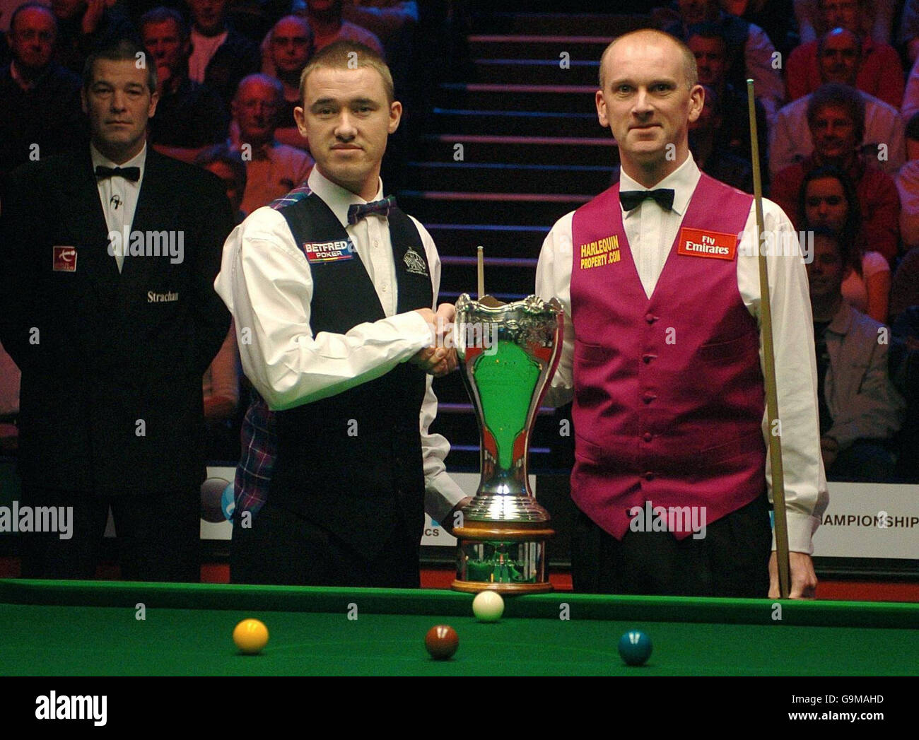 Scotland's Stephen Hendry (left) and England's Peter Ebdon shake hands at  the start of the Final of the Maplin UK Snooker Championships at the York  Barbican Centre, York Stock Photo - Alamy