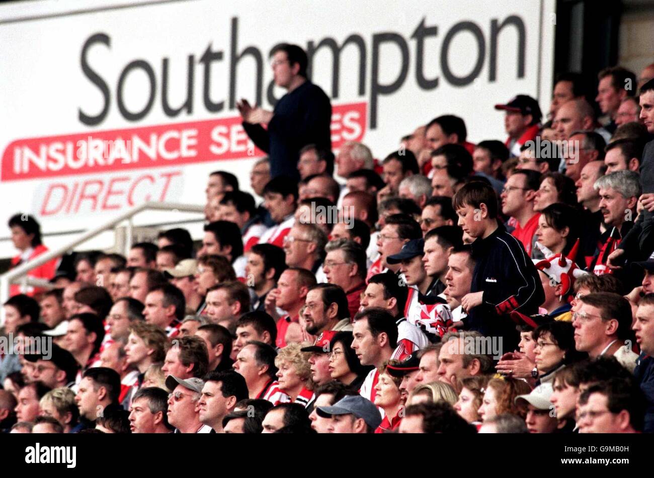 Soccer - FA Carling Premiership - Southampton v Arsenal. Southampton fans  enjoy the final game at The Dell Stock Photo - Alamy
