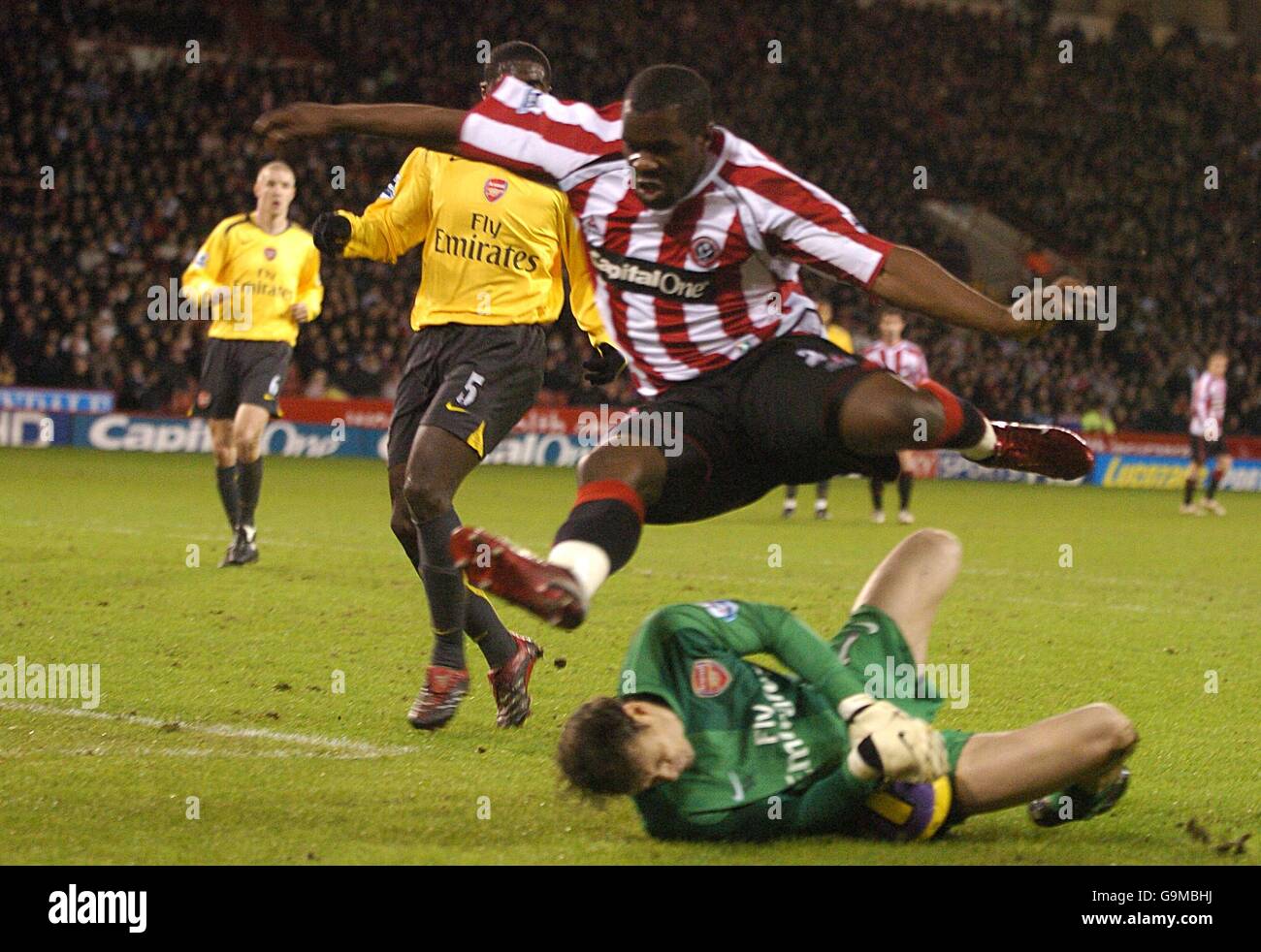 Sheffield United's Christian Nade is beaten to the ball by Arsenal goalkeeper Jens Lehmann Stock Photo