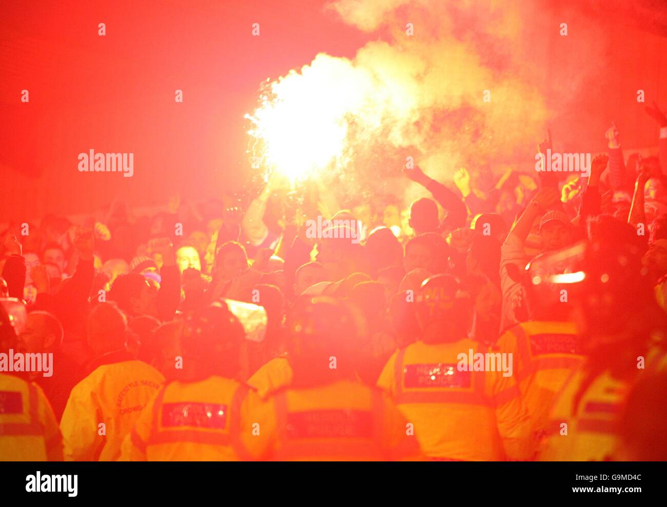 Fans at ninian park hi-res stock photography and images - Alamy