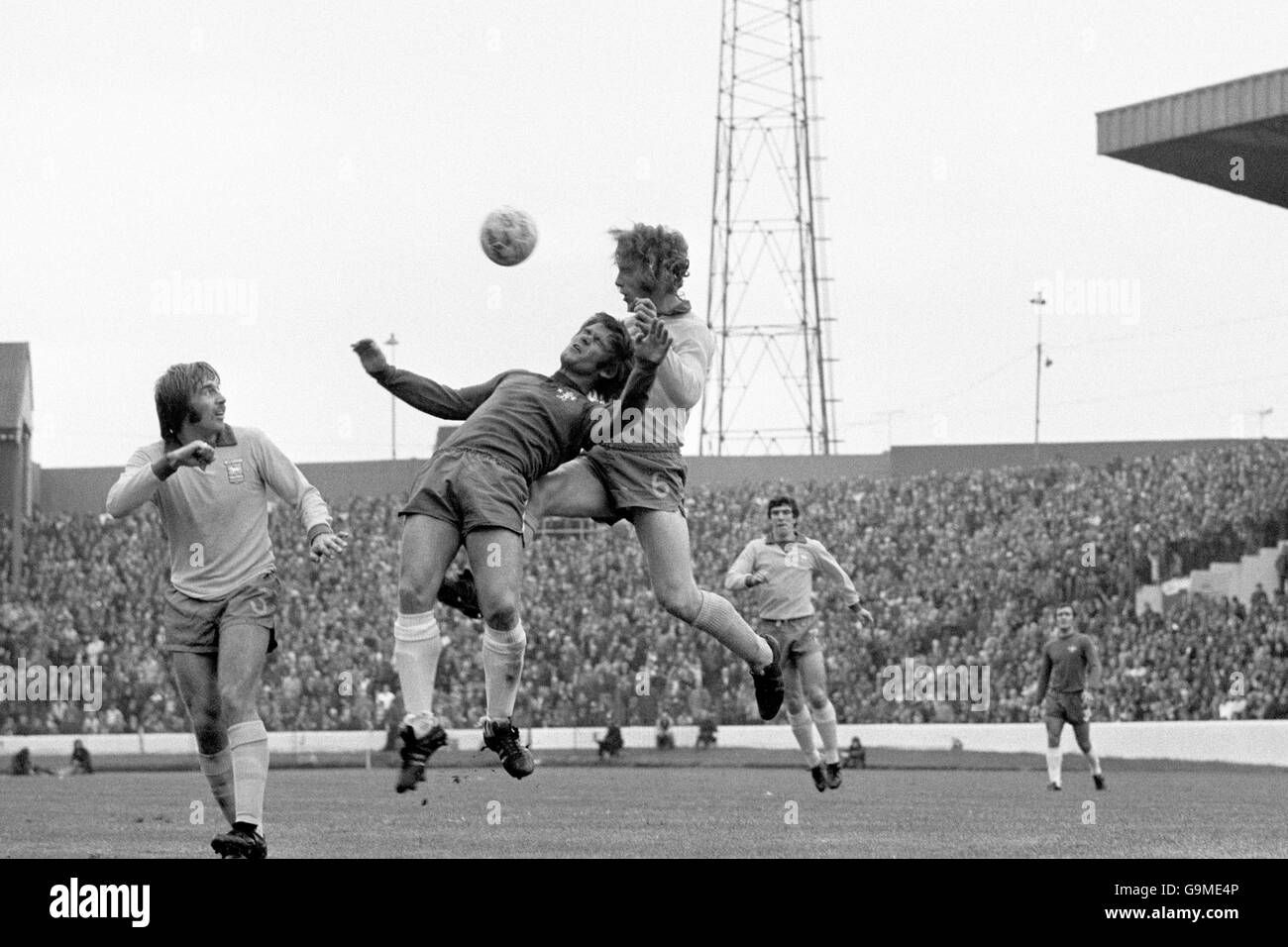 Soccer - Football League Division One - Chelsea v Ipswich Town - Stamford Bridge. Ipswich Town's Kevin Beattie (third l) beats Chelsea's Dave Webb (second l) to a header Stock Photo