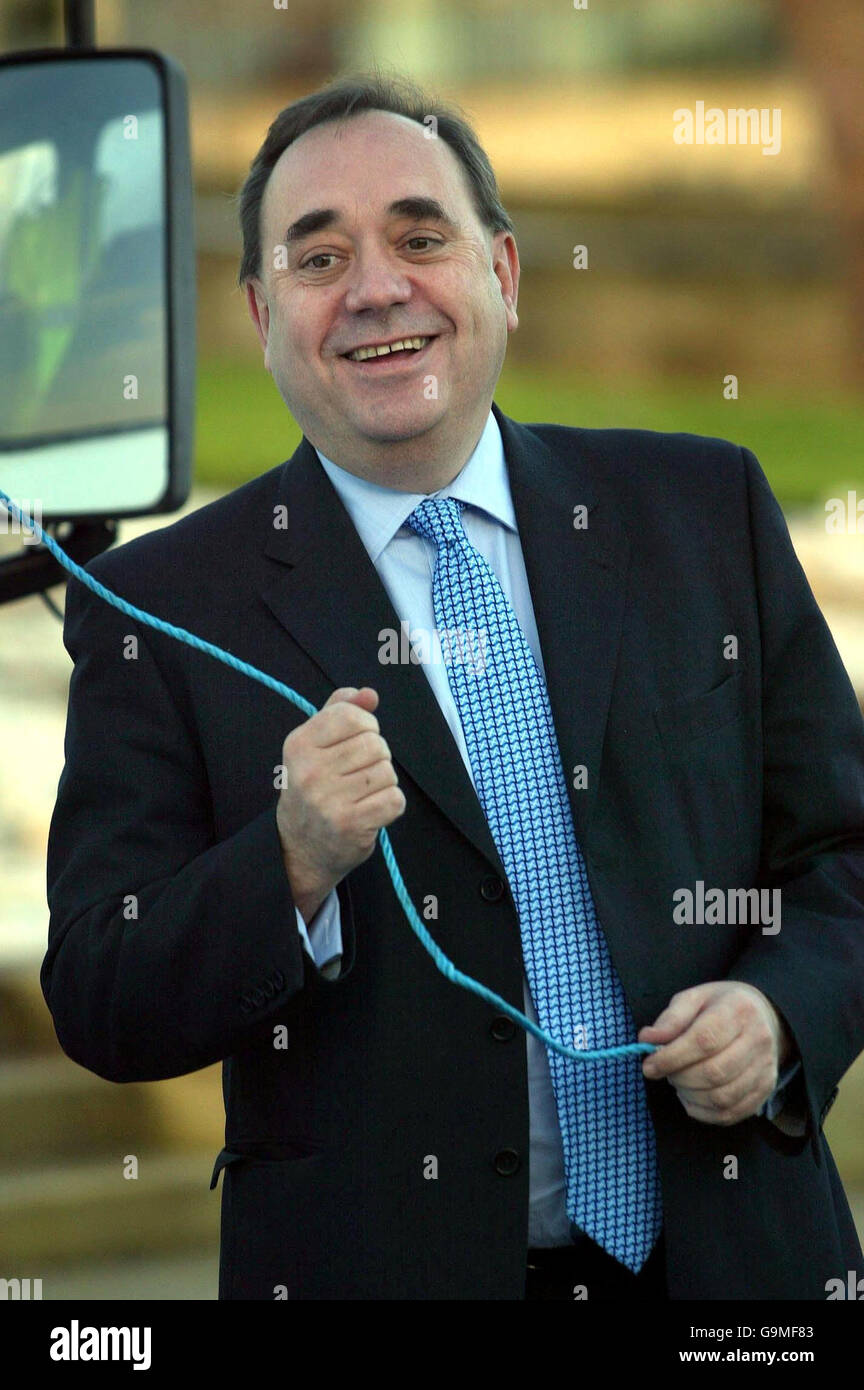 SNP leader Alex Salmond marks the 300th anniversary of Act of Union by unveiling a new poster at Dynamic Earth, Edinburgh. Stock Photo