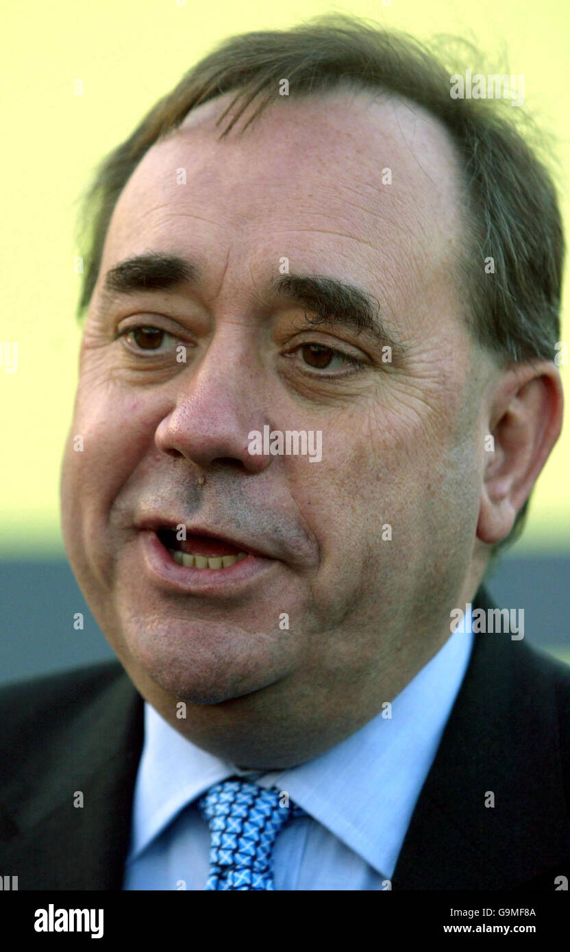 SNP leader Alex Salmond marks the 300th anniversary of Act of Union by unveiling a new poster at Dynamic Earth, Edinburgh. Stock Photo