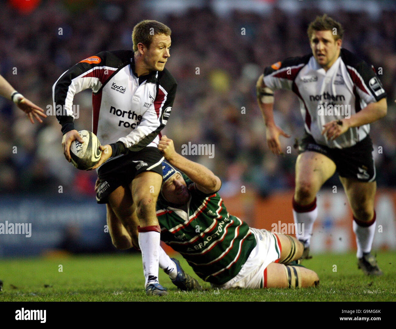 Rugby Union - Guinness Premiership - Leicester Tigers v Newcastle Falcons - Welford Road. Newcastle's Jonny Wilkinson is tackled by Leicester's Jordan Crane during the Guinness Premiership match at Welford Road, Leicester. Stock Photo