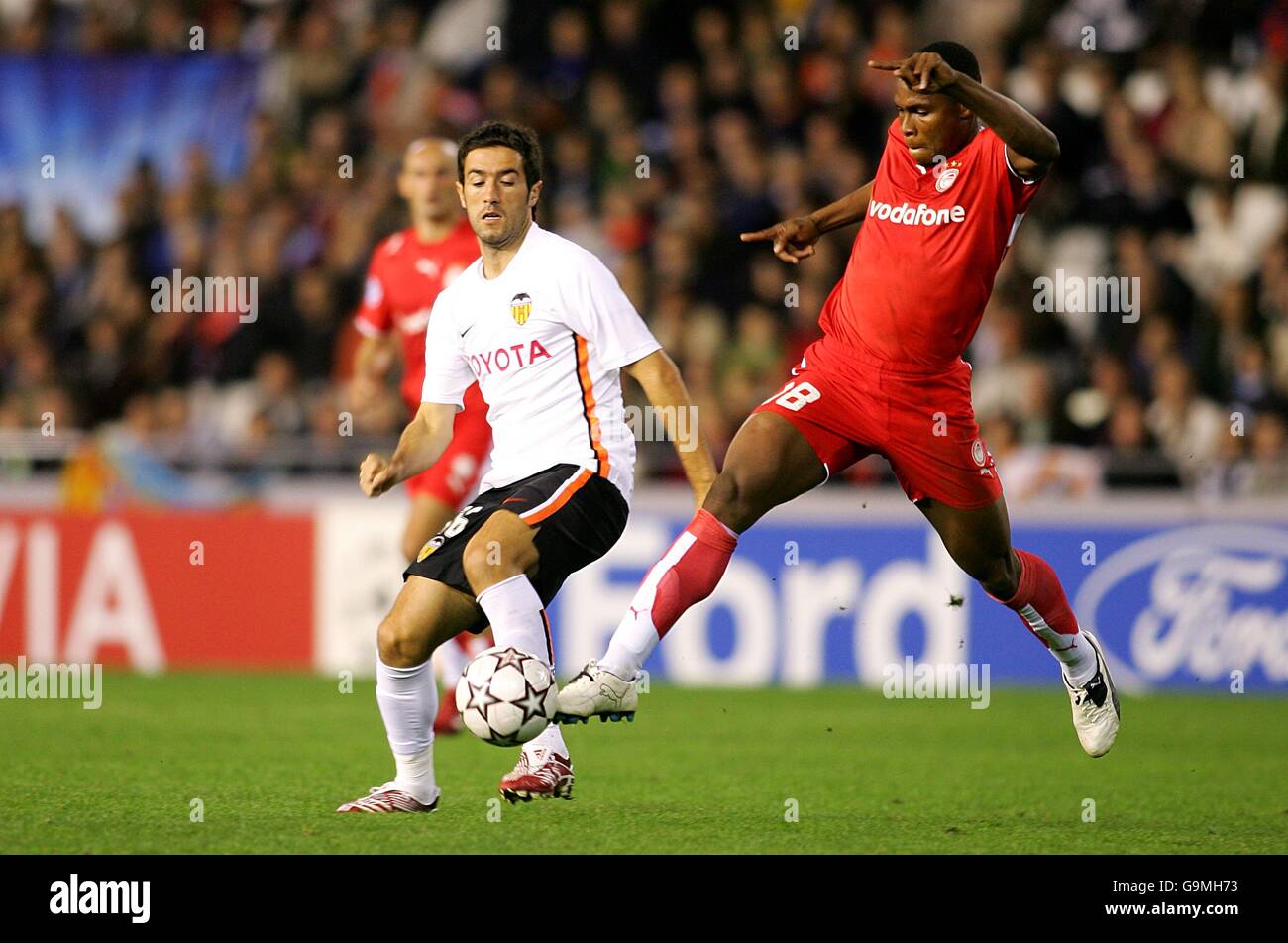 Olympiacos' Julio Cesar (r) tackles Valencia's Hugo Viana (l Stock Photo -  Alamy