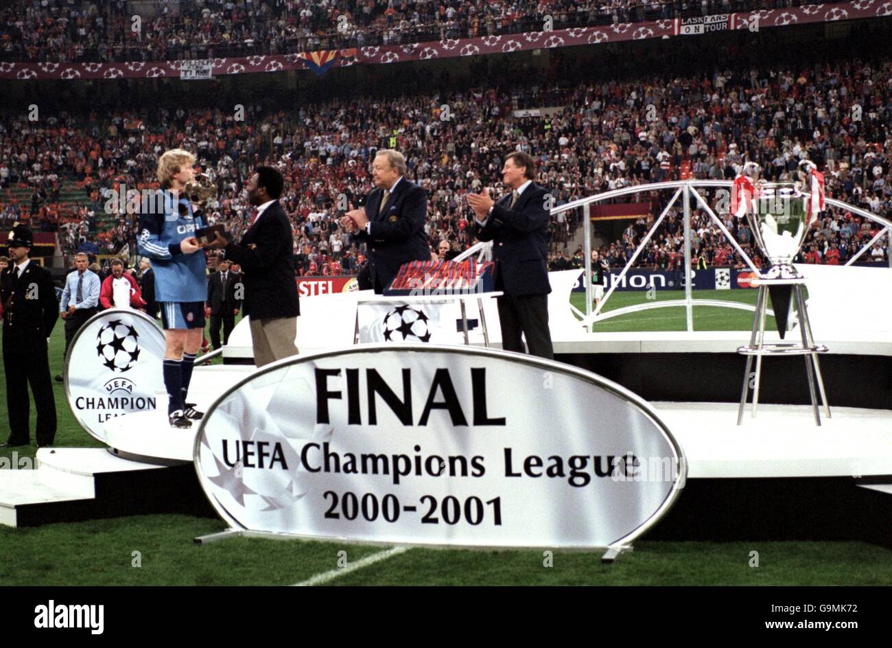 (L-R) Bayern Munich goalkeeper Oliver Kahn receives his Man of the Match trophy from Pele, as UEFA President Lennart Johannson and UEFA Chief Executive Gerhard Aigner applaud Stock Photo