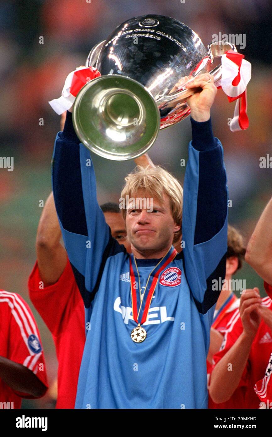 Bayern Munich goalkeeper Oliver Kahn lifts the European Cup Stock Photo