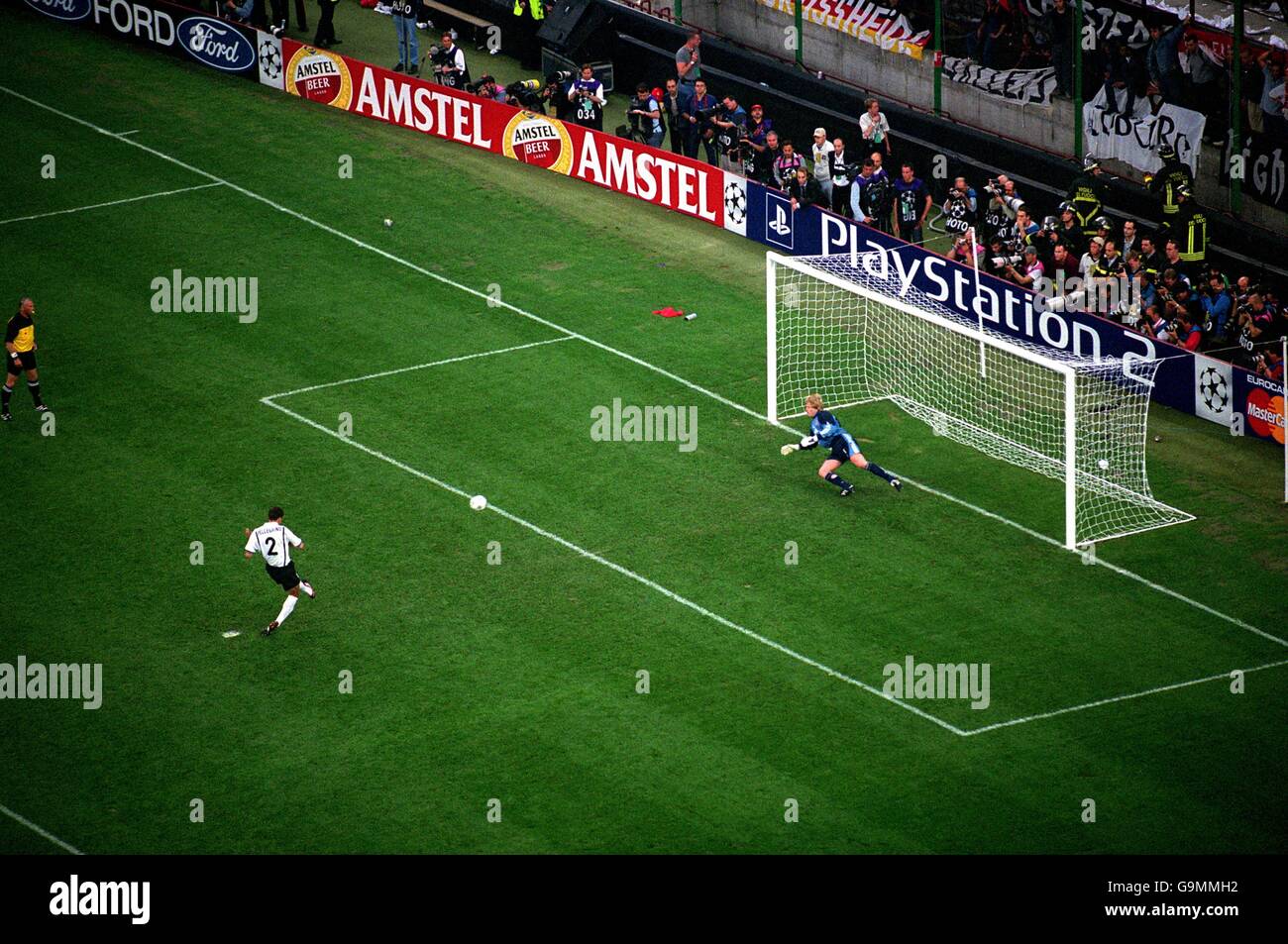 Soccer - UEFA Champions League - Final - Bayern Munich v Valencia. Bayern Munich goalkeeper Oliver Kahn (r) dives to his right to save the crucial penalty from Valencia's Mauricio Pellegrino (l) Stock Photo