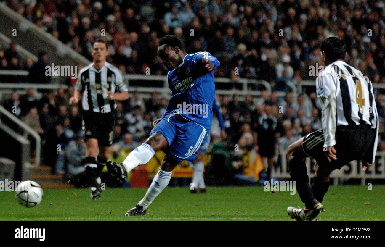 Chelsea's Michael Essien shoots at goal against Newcastle during the Carling Cup quarter final match at St James Park, Newcastle. Stock Photo