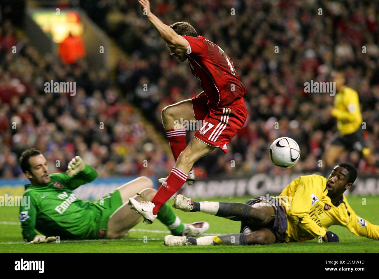 Soccer - Carling Cup - Quarter Final - Liverpool v Arsenal - Anfield. Liverpool's Craig Bellamy (centre) Arsenal's Manuel Almunia (left) and Johan Djourou (right) Stock Photo