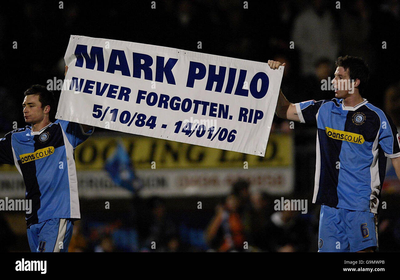 Wycombe Wanderers' Russell Martin and Mike Williamson hold a banner in rememberance of Mark Philo after the Carling Cup semi-final first leg match against Chelsea at Causeway Stadium, Wycombe. Stock Photo