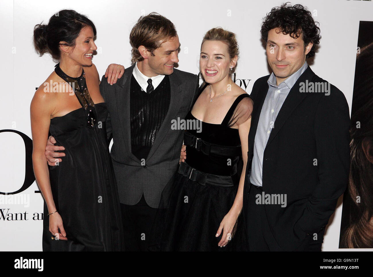 stemme Bestemt Niende left-right) Cameron Diaz, Jude Law, Kate Winslet and Rufus Sewell arrive  for the UK premiere of The Holiday, at the Odeon Leicester Square in  central London Stock Photo - Alamy