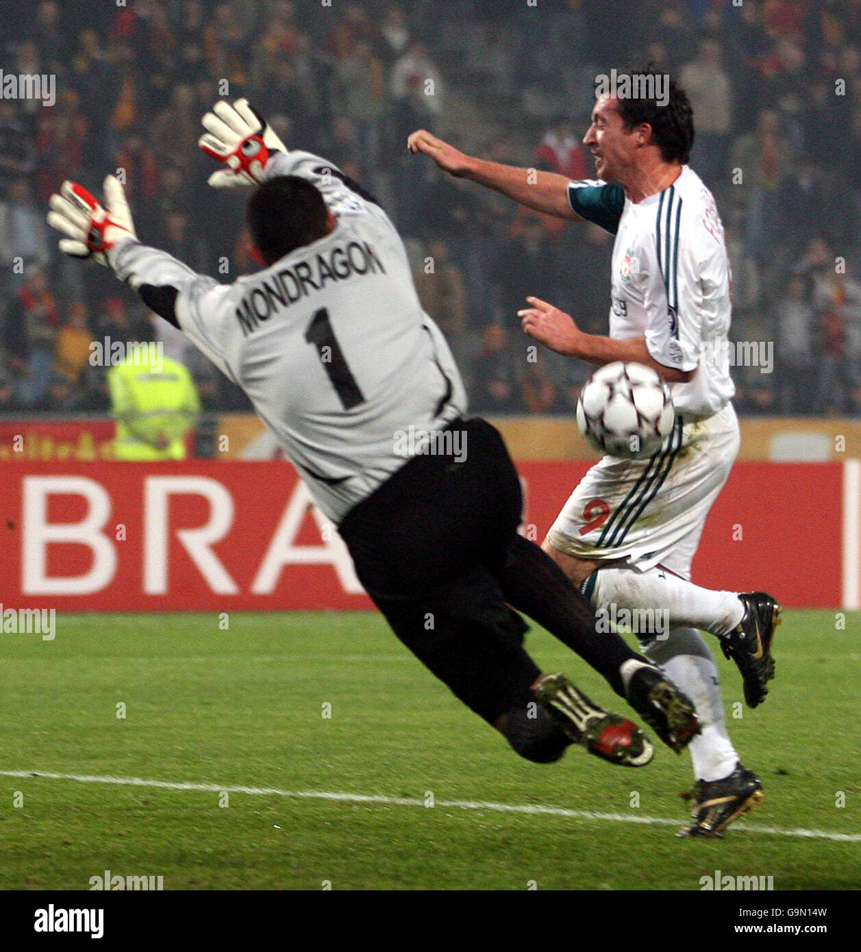 Liverpool's Robbie Fowler scores the opening goal past Galatasaray's goalkeeper Faryd Mondragon Stock Photo