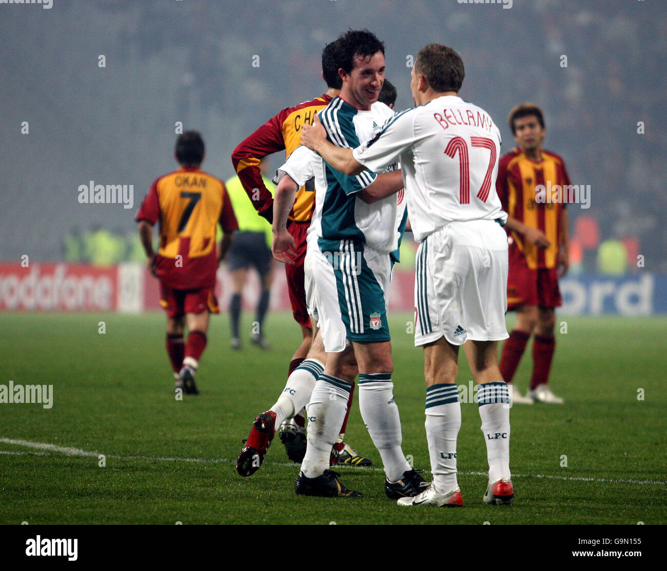 Soccer - UEFA Champions League - Group C - Galatasaray v Liverpool - Ataturk Olympic Stadium. Liverpool's Robbie Fowler celebrates scoring the opening goal against Galatasaray with Craig Bellamy Stock Photo