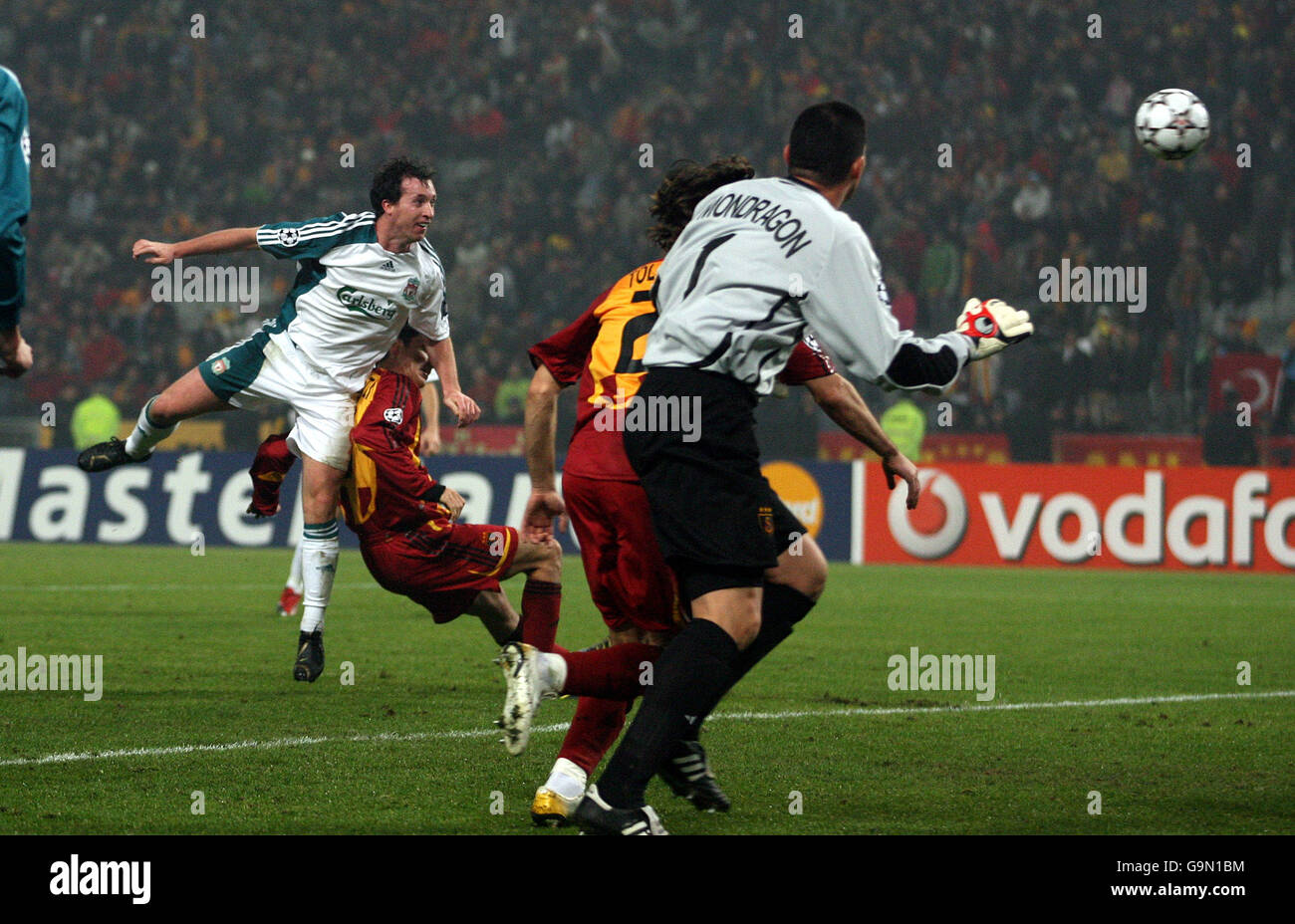 Soccer - UEFA Champions League - Group C - Galatasaray v Liverpool - Ataturk Olympic Stadium. Liverpool's Robbie Fowler scores his sides second goal past Galatasaray's goalkeeper Faryd Mondragon Stock Photo