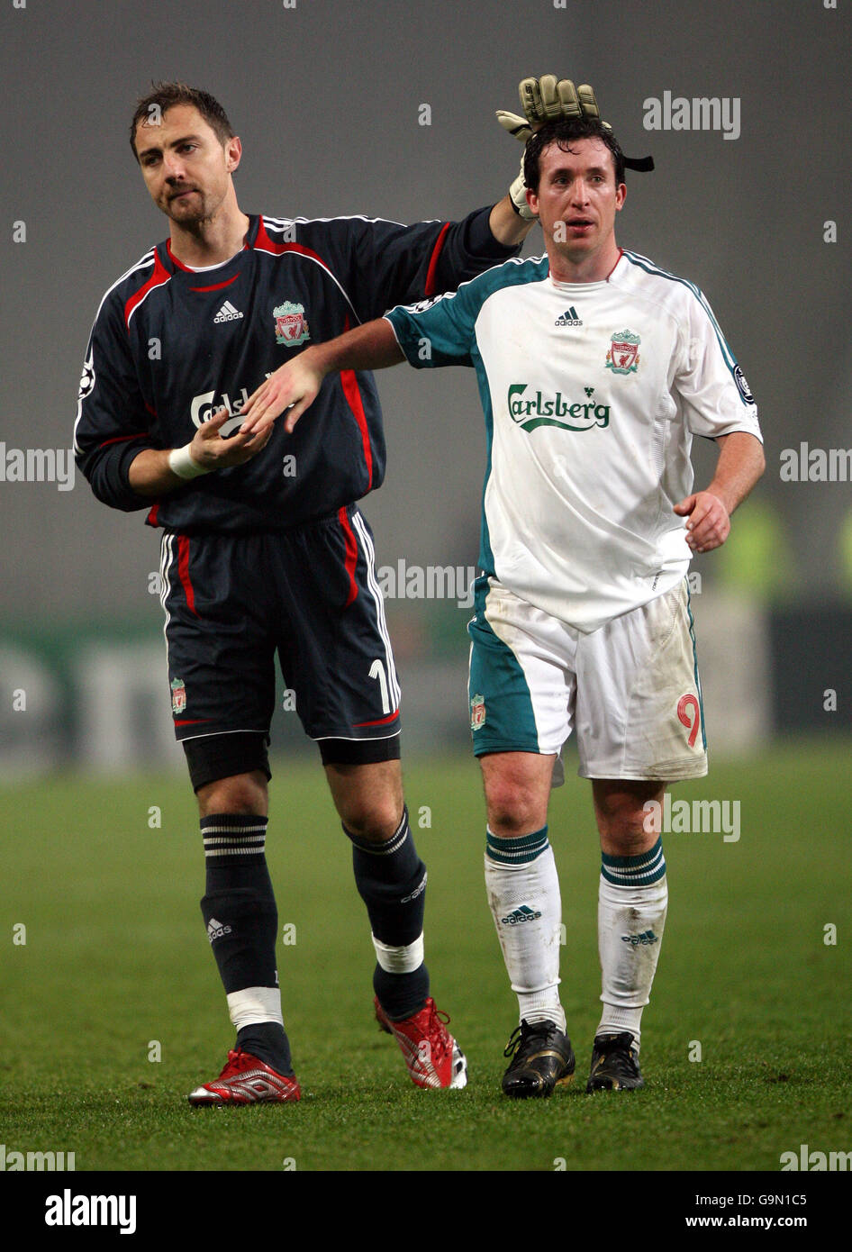 Soccer - UEFA Champions League - Group C - Galatasaray v Liverpool - Ataturk Olympic Stadium. Liverpool's Robbie Fowler and goalkeeper Jerzy Dudek after the game against Galatasaray Stock Photo