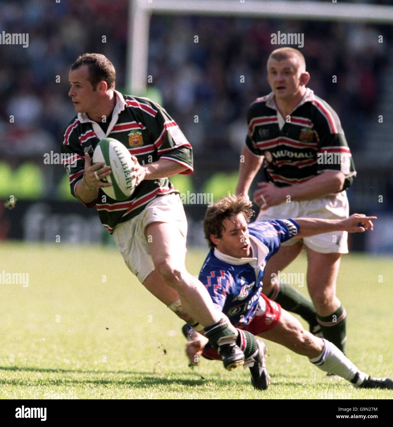 Rugby Union - Heineken Cup - Final - Leicester Tigers v Stade Francais. Leicester Tigers' Austin Healey (l) goes past a despairing challenge Stock Photo