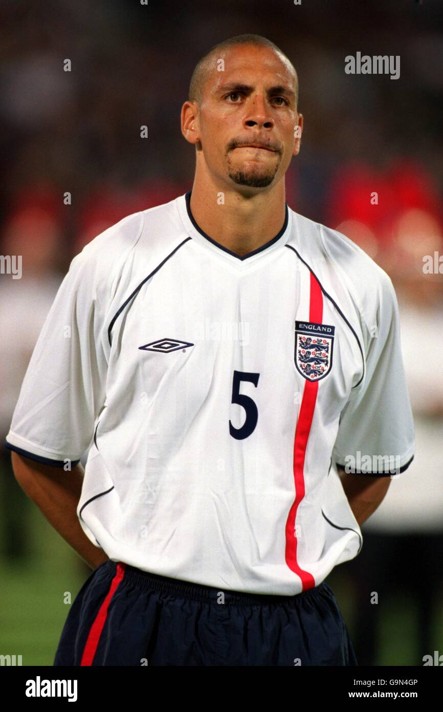 Rio ferdinand england 2002 hi-res stock photography and images