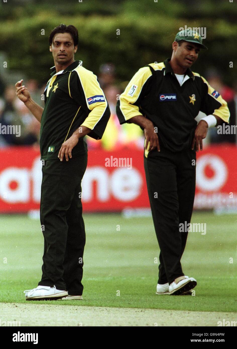 Cricket - Natwest Series - Australia v Pakistan - Cardiff. Pakistan's Shoaib Akhtar and captain Waqar Younis despair after a tough day's cricket against Australia Stock Photo