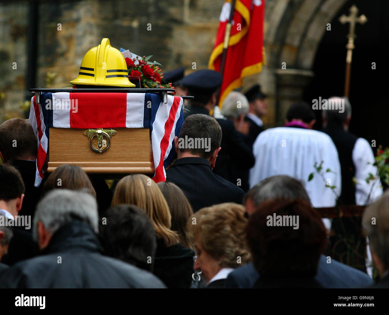 The coffin of fireman Geoff Wicker arrives at St. Dunstans Church in Mayfield, East Sussex. Stock Photo