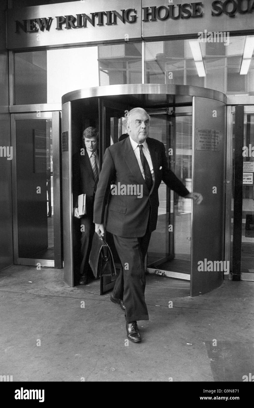 Marmaduke Hussey, Chief Executive Managing Director of the Times Newspaper Ltd, leaving the meeting of the borad of directors held at the newpaper's head office. Stock Photo