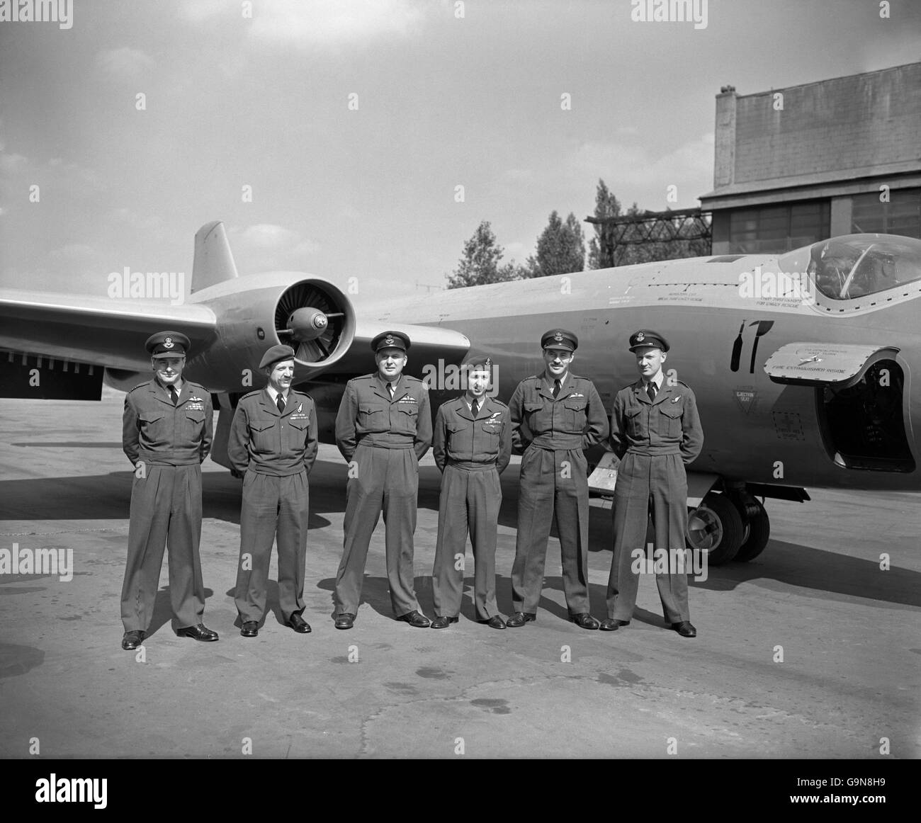 Wing Commander Lewis M. Hodges with RAF crews, training for the London to New Zealand air race. Stock Photo