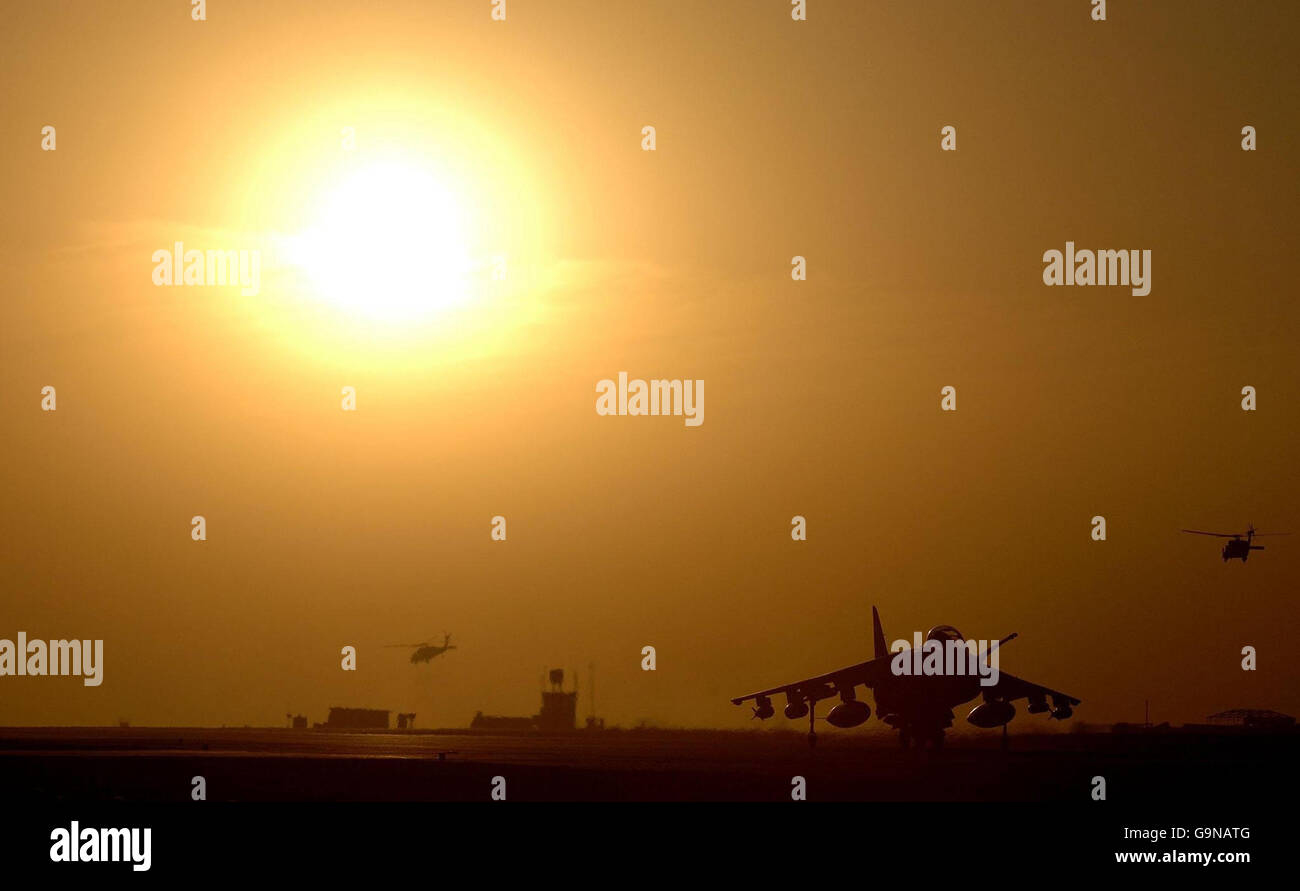 Soldiers silhouette afghanistan hi-res stock photography and images - Alamy