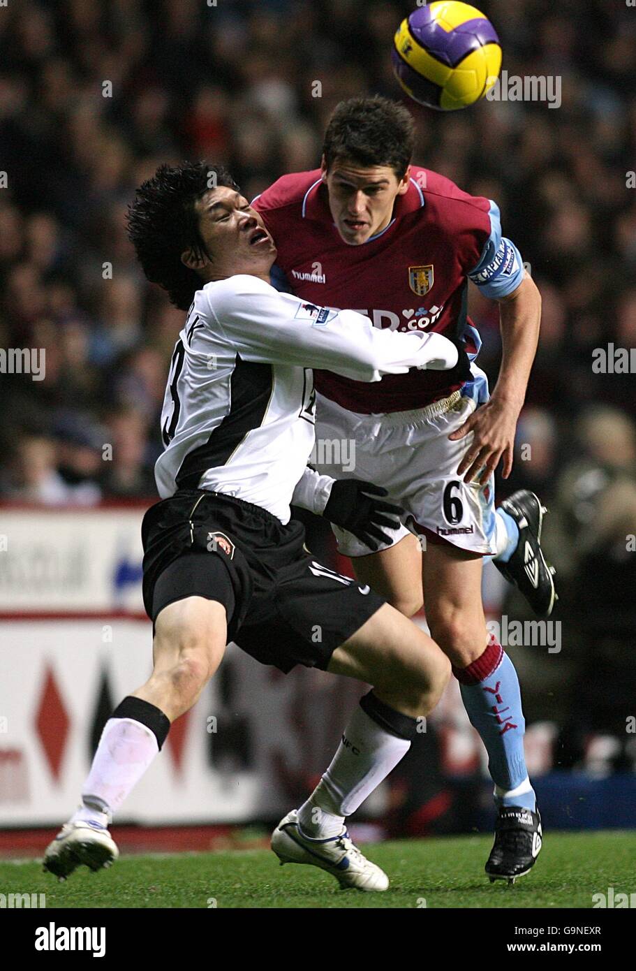 Aston Villa's Gareth Barry (r) and Manchester United's Ji-Sung Park battle for the ball Stock Photo