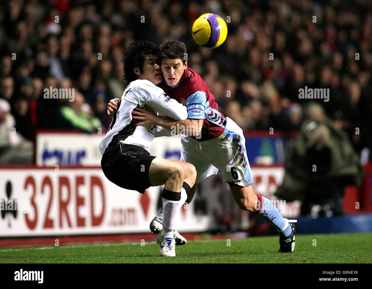 Soccer - FA Barclays Premiership - Aston Villa v Manchester United - Villa Park. Aston Villa's Gareth Barry (r) and Manchester United's Ji-Sung Park battle for the ball Stock Photo