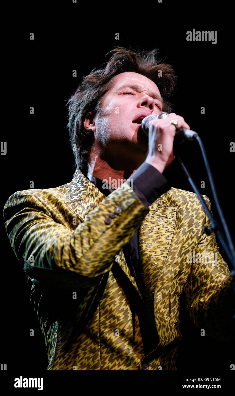 Rufus Wainwright performs a revival of Judy Garland's legendary
