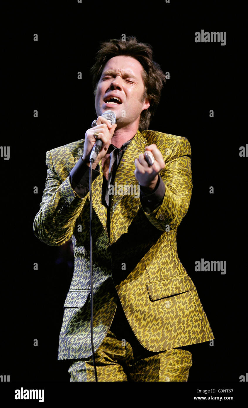 Rufus Wainwright performs a revival of Judy Garland's legendary