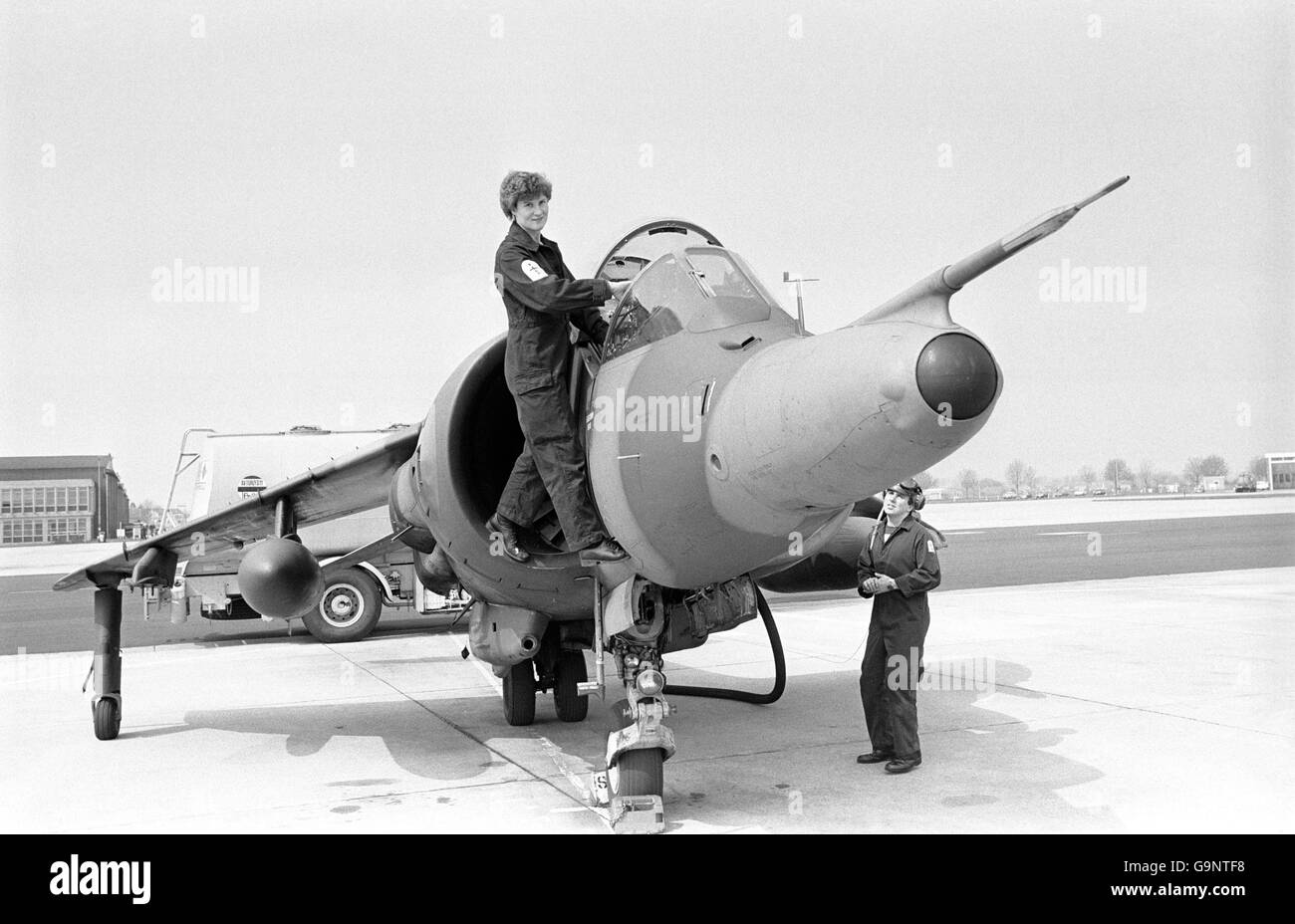 Falklands War - Navy's Women Prepare RAF Harriers - 1982 Stock Photo