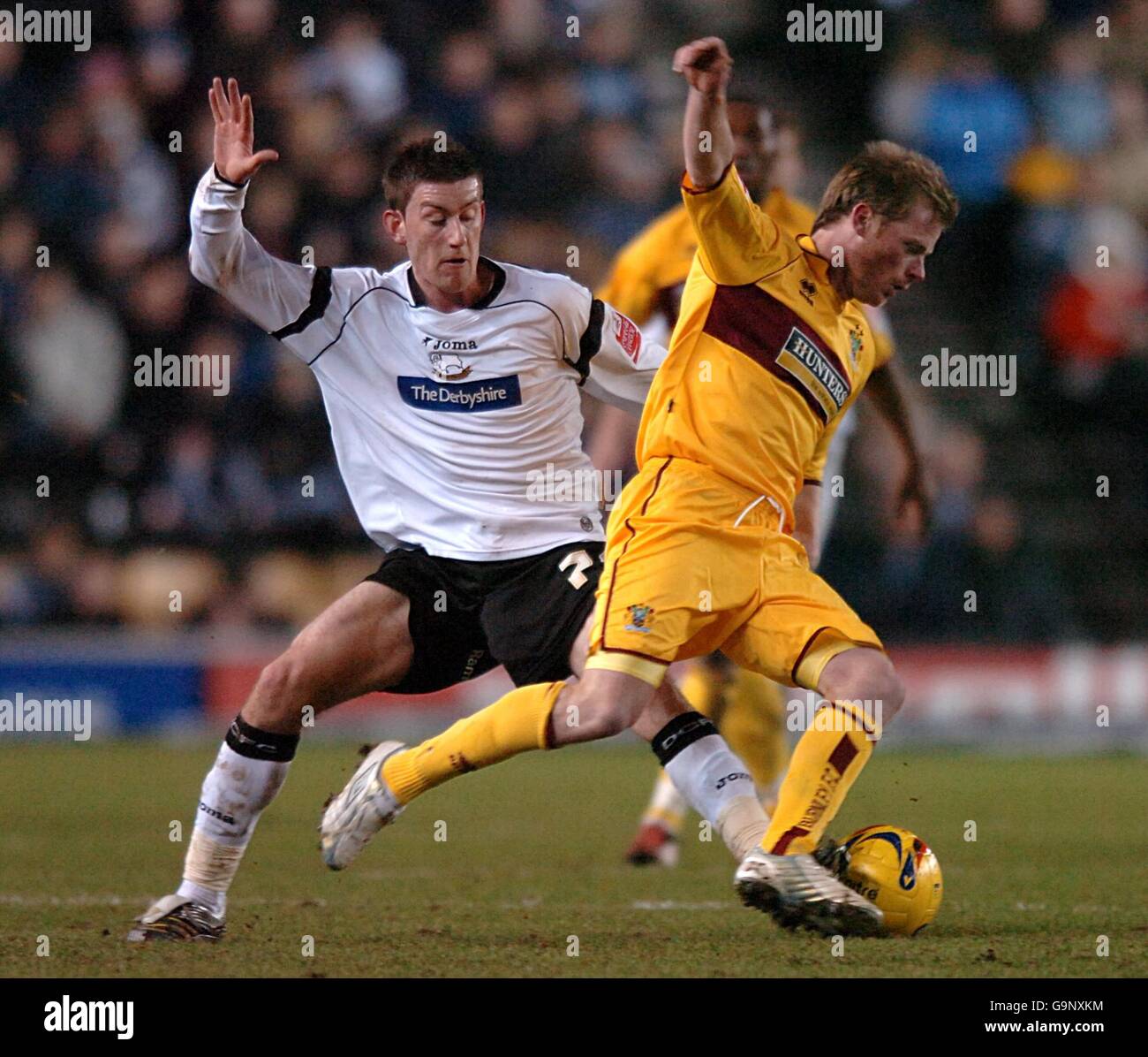 Soccer - Coca-Cola Football League Championship - Derby County v Burnley - Pride Park. Derby County's David Jones and Burnley's Alan Mahon battle for the ball Stock Photo