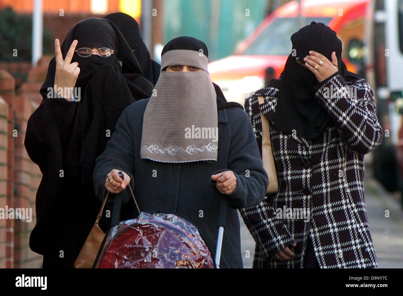 NOTE CONTENT. Three Muslim women on Strafford Road, Spark Hill, Birmingham. Stock Photo