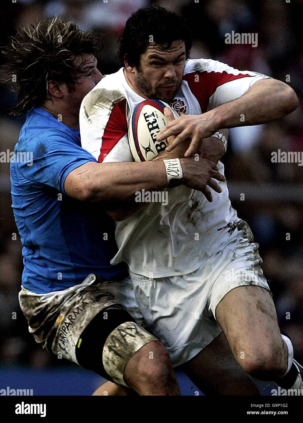 England's Andy Farrell (right) is tackled by Italy's Martin Castrogiovanni during the RBS 6 Nations match at Twickenham, London. Stock Photo