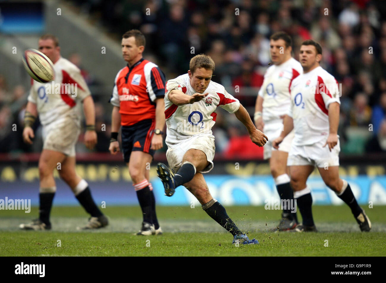 Rugby Union - RBS 6 Nations Championship 2007 - England v Italy - Twickenham. England's Jonny Wilkinson (centre) kicks a penalty against Italy during the RBS 6 Nations match at Twickenham, London. Stock Photo