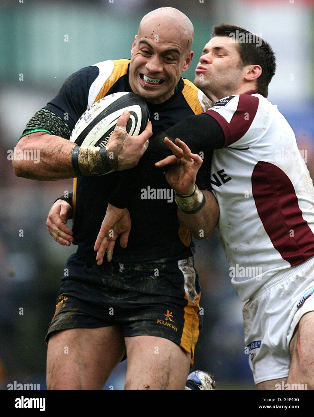 (L-R) Worcester Warriors' Dale Rasmussen is tackled by Leicester Tigers' Dan Hipkiss Stock Photo