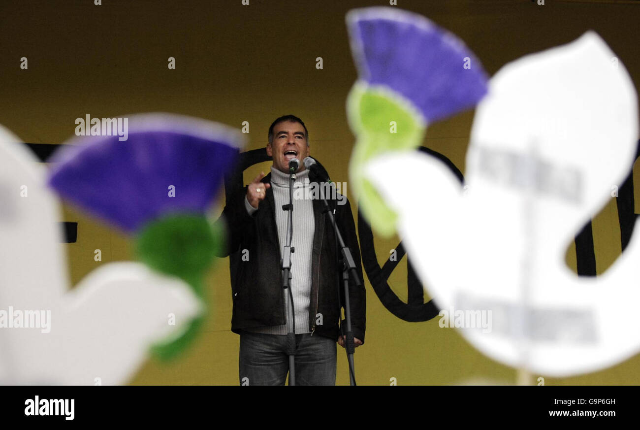 Solidarity MSP Tommy Sheridan addresses a Bin the Bomb rally in George Square, Glasgow. Stock Photo