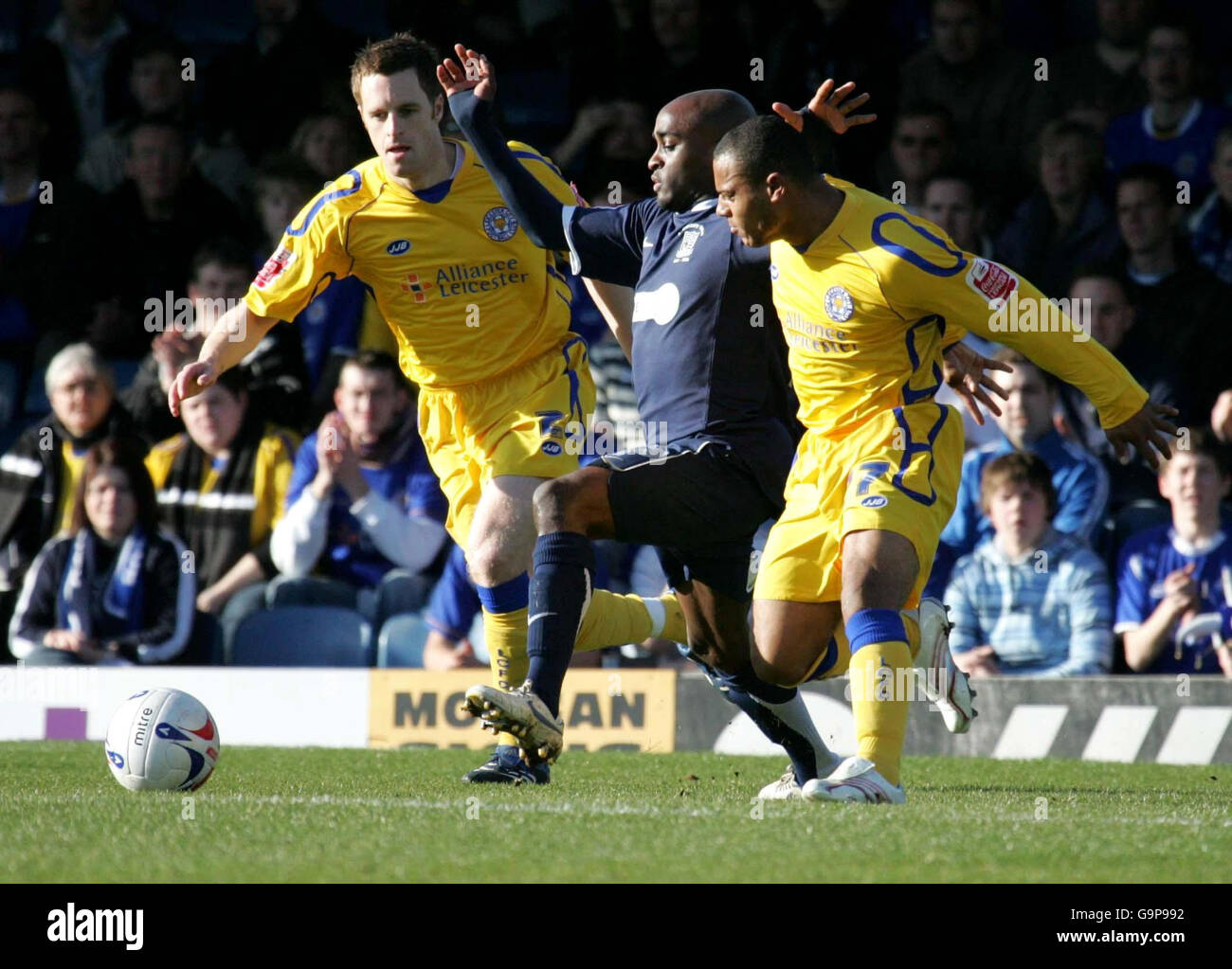 Leicester's Alan Maybury (left) and Southend's Jamal Campbell-Ryce (centre) battle for the ball during the Coca-Cola Football League Championship match at Roots Hall, Southend-on-Sea. Stock Photo