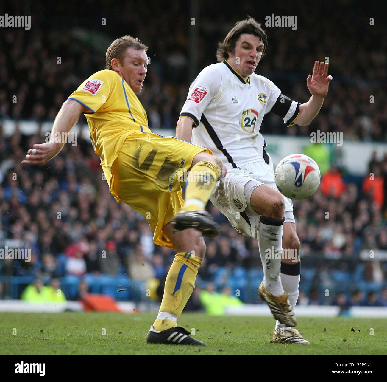 Leeds United's Jonathan Dougla (right)s and Sheffield Wednesday's Steve Watson battle for the ball during the Coca-Cola Football League Championship match at Elland Road, Leeds. Stock Photo